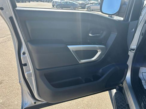 Used 2017 Nissan Titan SV image 14