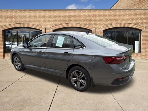 Used 2024 Volkswagen Jetta SE FWD image 5