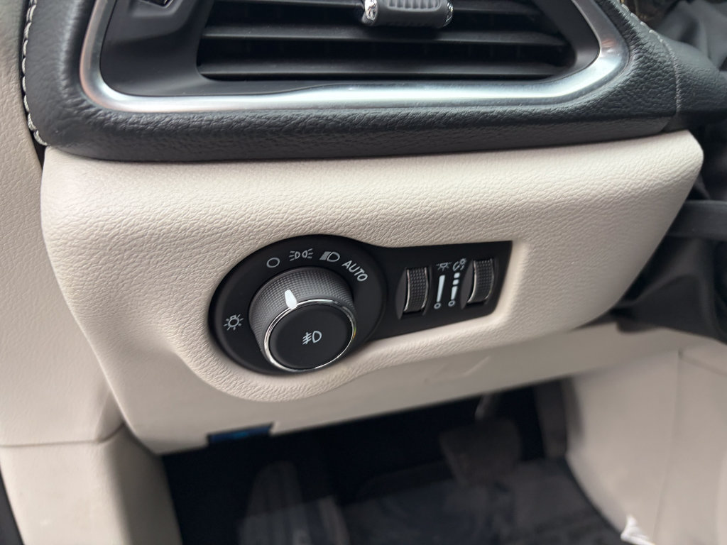 Used 2024 Chrysler Pacifica Limited FWD image 9