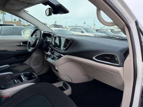 Used 2021 Chrysler Pacifica Touring FWD image 29