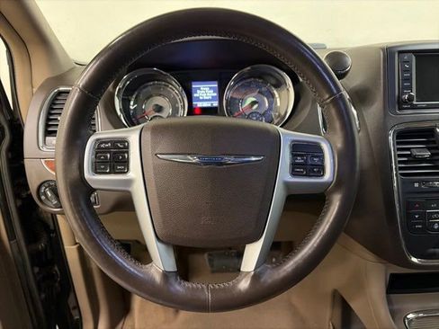 Used 2013 Chrysler Town & Country Touring-L w/ Driver Convenience Group image 18