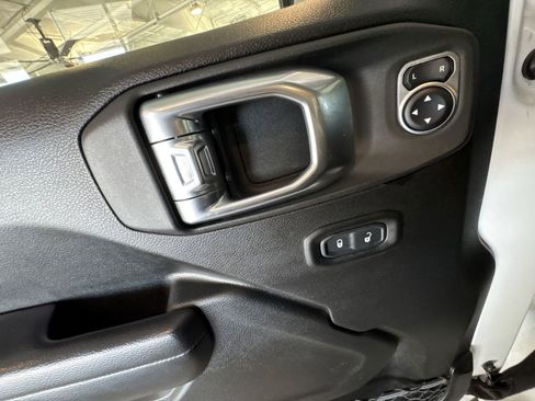 Used 2021 Jeep Gladiator Willys image 22