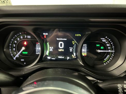 Used 2025 Jeep Wrangler Unlimited Sahara w/ Safety Group image 16