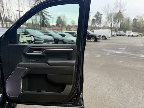 Used 2022 Chevrolet Silverado 1500 High Country w/ High Country Premium Package image 18