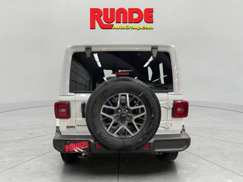 Used 2025 Jeep Wrangler Unlimited Sahara AWD/4WD image 8