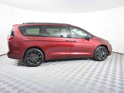 Used 2023 Chrysler Pacifica Touring-L w/ S Appearance Package AWD/4WD image 7