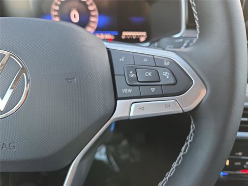 New 2026 Volkswagen Taos SE image 17