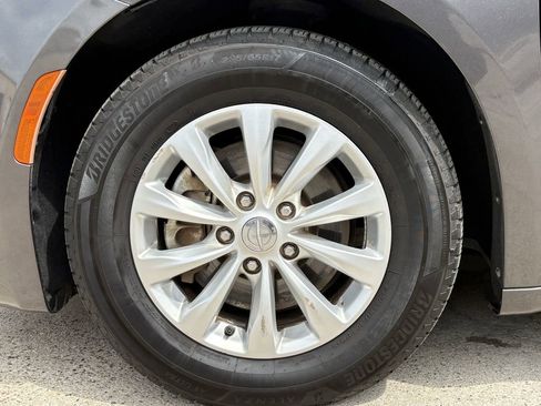 Used 2018 Chrysler Pacifica Touring-L Plus image 9