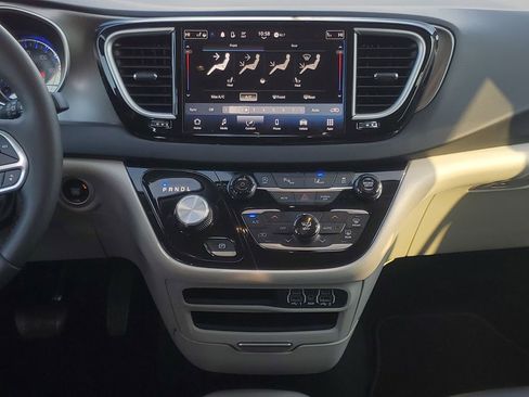 Used 2024 Chrysler Pacifica Touring-L image 32