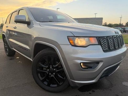 Used 2018 Jeep Grand Cherokee Altitude AWD/4WD image 2