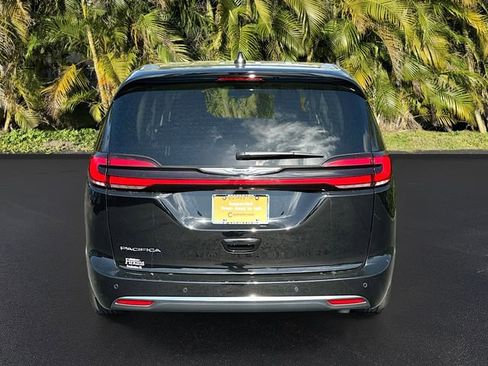 Used 2024 Chrysler Pacifica Touring-L image 6