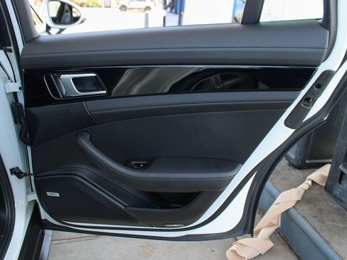 Used 2020 Porsche Panamera image 44