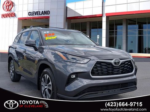 Used 2024 Toyota Highlander XLE AWD/4WD image 1