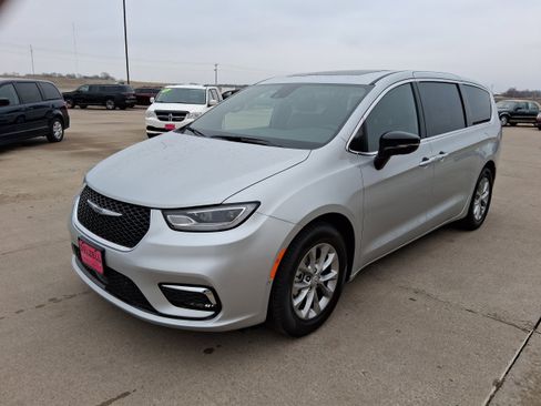 New 2026 Chrysler Pacifica Limited image 4