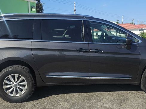 Used 2018 Chrysler Pacifica Touring-L w/ Advanced Safetytec Group FWD image 6