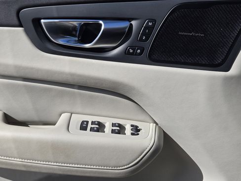 Used 2023 Volvo XC60 B6 Ultimate w/ Protection Package Premier image 33