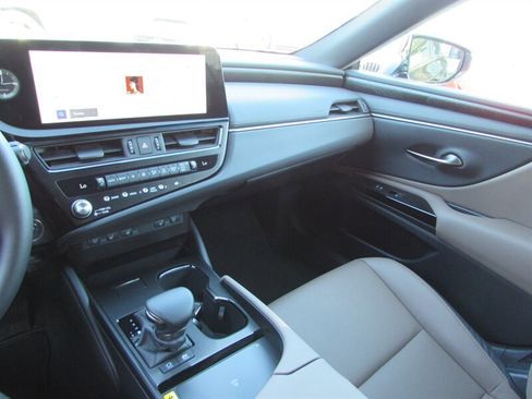 Used 2025 Lexus ES 300h w/ Premium Package image 17