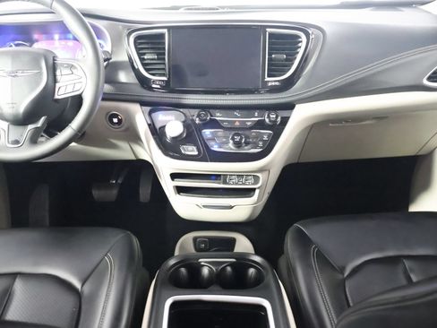 Used 2023 Chrysler Pacifica Touring-L FWD image 27
