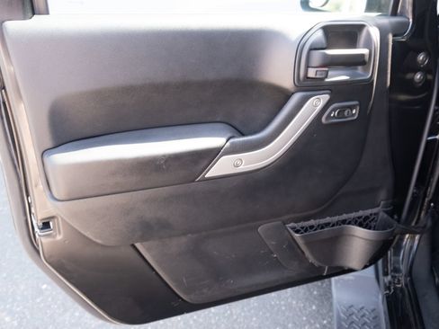 Used 2018 Jeep Wrangler Unlimited Sahara AWD/4WD image 9