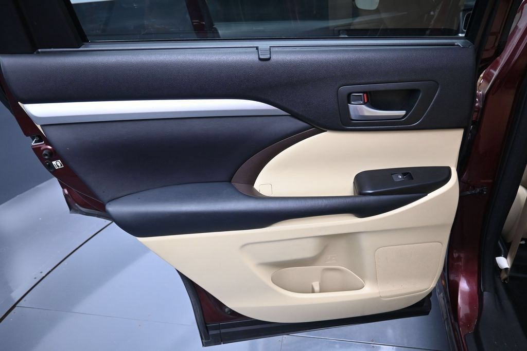 Used 2015 Toyota Highlander XLE AWD/4WD image 31
