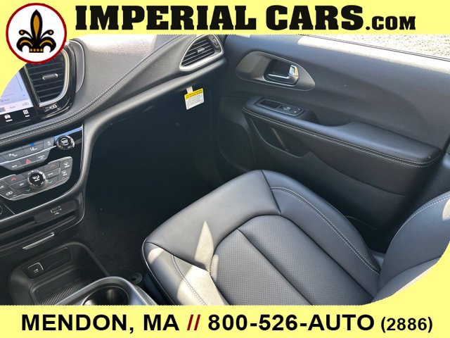 New 2027 Chrysler Pacifica Select FWD image 18