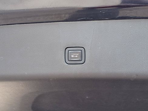 Used 2023 Chevrolet Traverse Premier FWD image 7