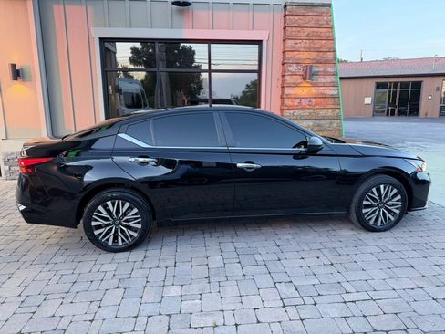 Used 2024 Nissan Altima 2.5 SV AWD/4WD image 11