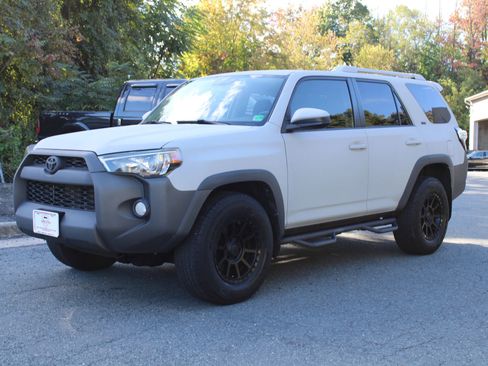 Used 2015 Toyota 4Runner SR5 image 3