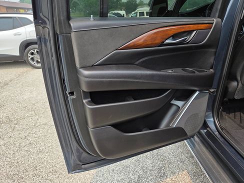 Used 2019 Cadillac Escalade ESV Luxury AWD/4WD image 18