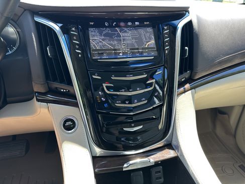 Used 2016 Cadillac Escalade ESV Luxury RWD image 24