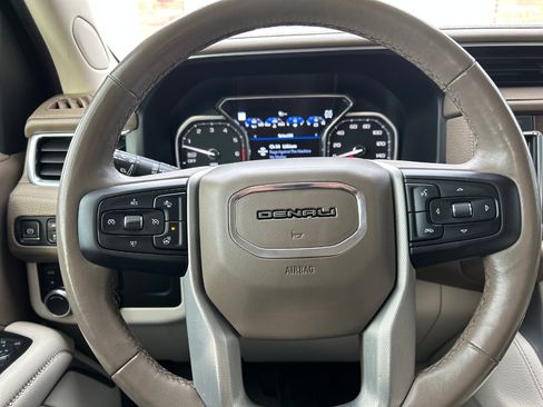 Used 2021 GMC Yukon Denali w/ Denali Premium Package image 10