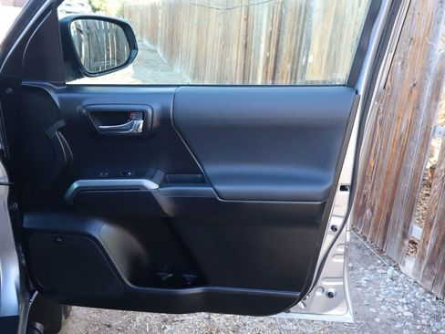 Used 2017 Toyota Tacoma TRD Sport image 27