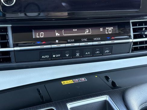 Used 2025 Toyota Sienna LE image 26