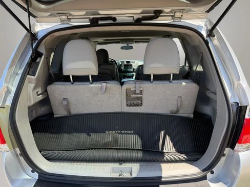 Used 2012 Toyota Highlander Limited w/ Tow Pkg FWD image 10