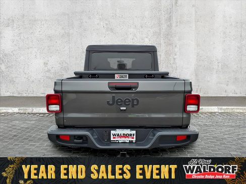 Used 2023 Jeep Gladiator Sport image 3