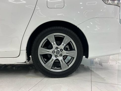 Used 2019 Toyota Sienna SE Premium w/ Carpet Mat Package image 40