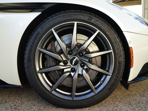 Used 2017 Aston Martin DB11 V12 RWD image 31