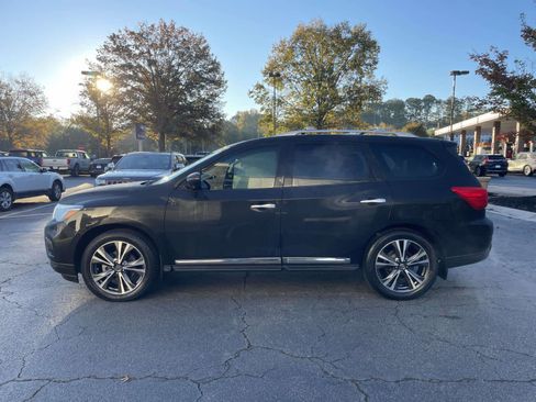 Used 2018 Nissan Pathfinder Platinum image 2