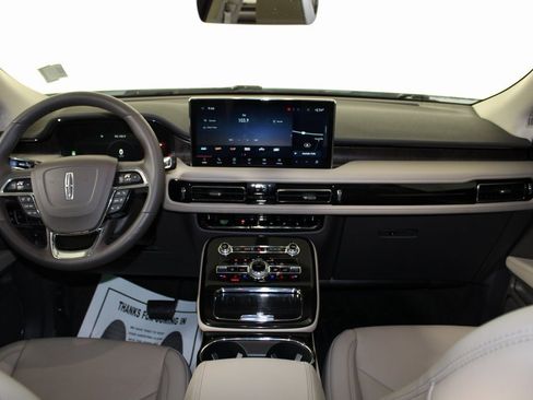 Used 2022 Lincoln Nautilus Reserve image 13