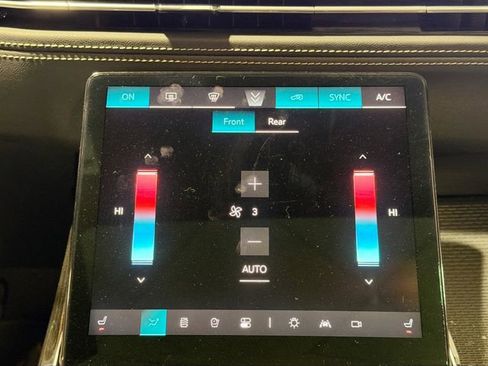 Certified 2025 Cadillac Escalade ESV Premium Luxury image 15