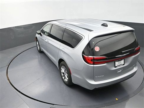 New 2026 Chrysler Pacifica Select image 13