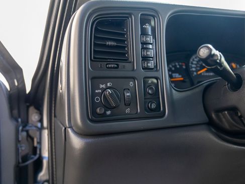 Used 2006 GMC Sierra 2500 SLT w/ Heavy-Duty Power Package image 32