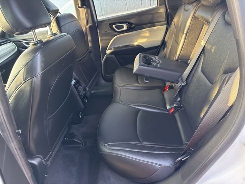 Used 2024 Jeep Compass Limited image 10