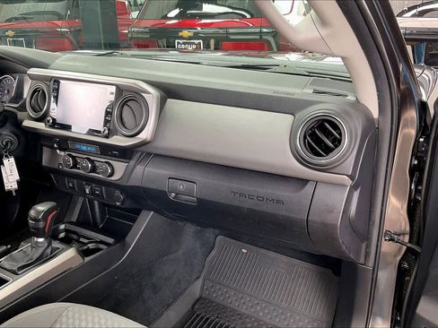 Used 2022 Toyota Tacoma SR5 RWD image 17