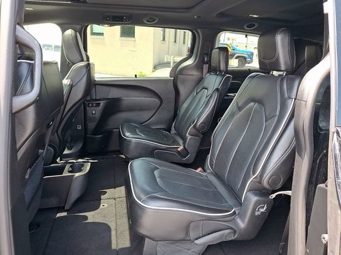 Used 2025 Chrysler Pacifica Limited FWD image 10
