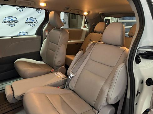 Used 2020 Toyota Sienna XLE Premium w/ Carpet Mat Package image 18