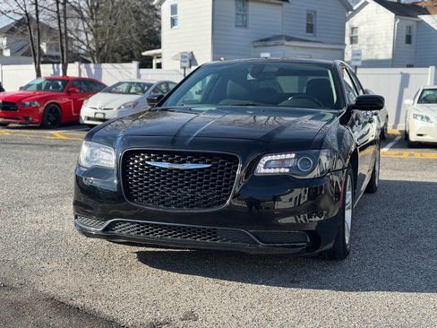 Used 2019 Chrysler 300 Touring w/ Sport Appearance Package image 2