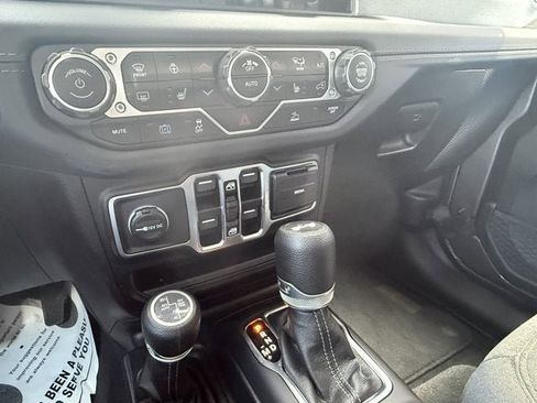Used 2025 Jeep Wrangler Sahara AWD/4WD image 27