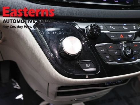 Used 2023 Chrysler Pacifica Touring-L FWD image 13