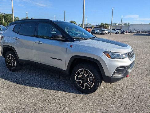 Used 2025 Jeep Compass Trailhawk AWD/4WD image 2